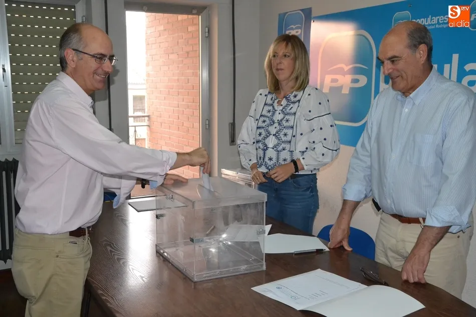 Javier Iglesias inaugura la histórica jornada de votación interna del PP  