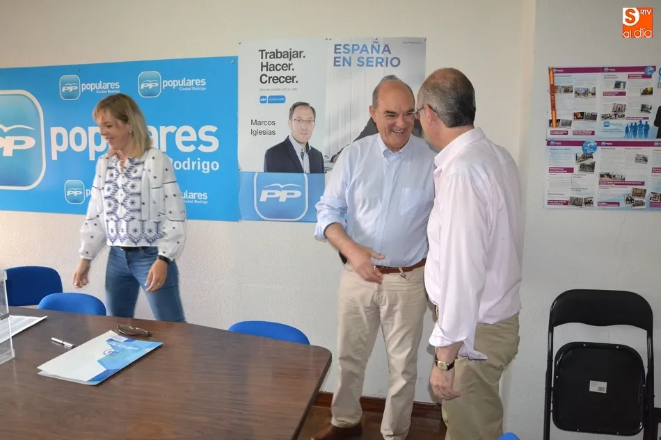 Foto 4 - Javier Iglesias inaugura la hist&oacute;rica jornada de votaci&oacute;n interna del PP  