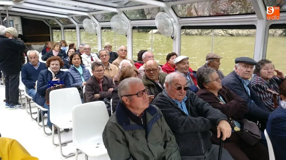 Los jubilados disfrutando de un paseo en barco por el Duero en Miranda