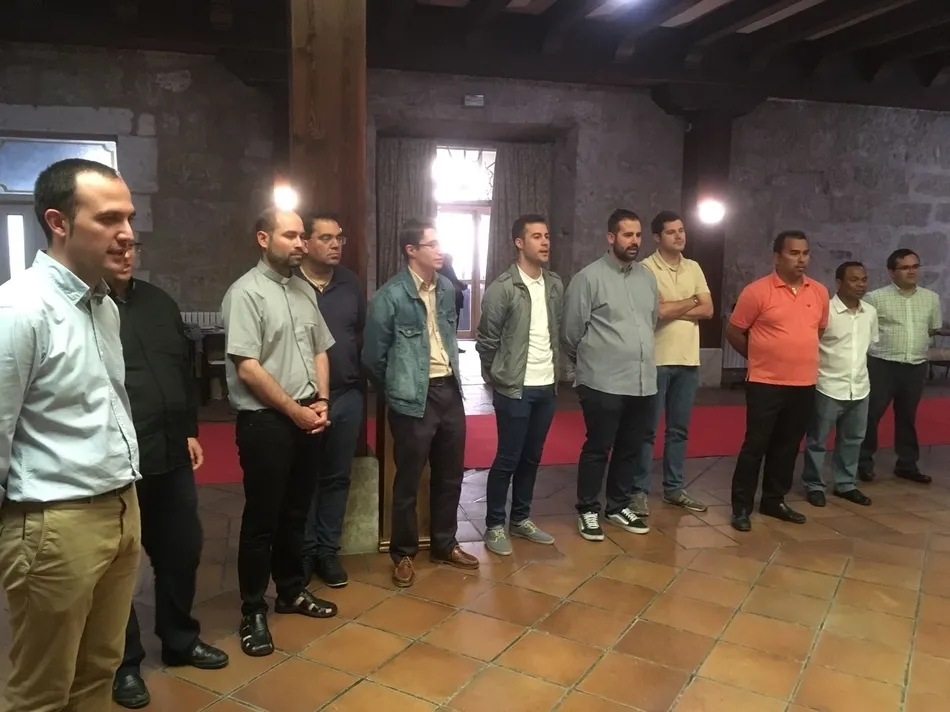 Foto 8 - Los alumnos del curso de oratoria reciben la visita del Administrador Apost&oacute;lico  