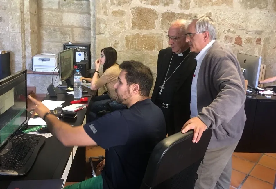 Los alumnos del curso de oratoria reciben la visita del Administrador Apostólico  