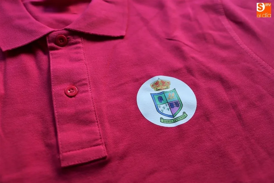 El Ayuntamiento de Babilafuente saca a la venta polos con el escudo del pueblo