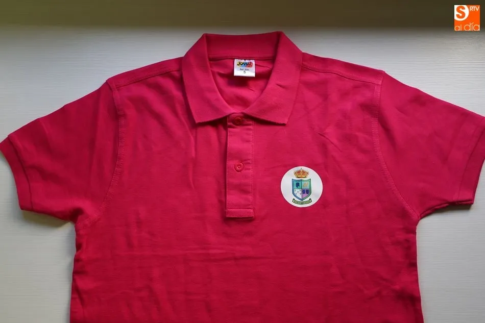 Foto 2 - El Ayuntamiento de Babilafuente saca a la venta polos con el escudo del pueblo