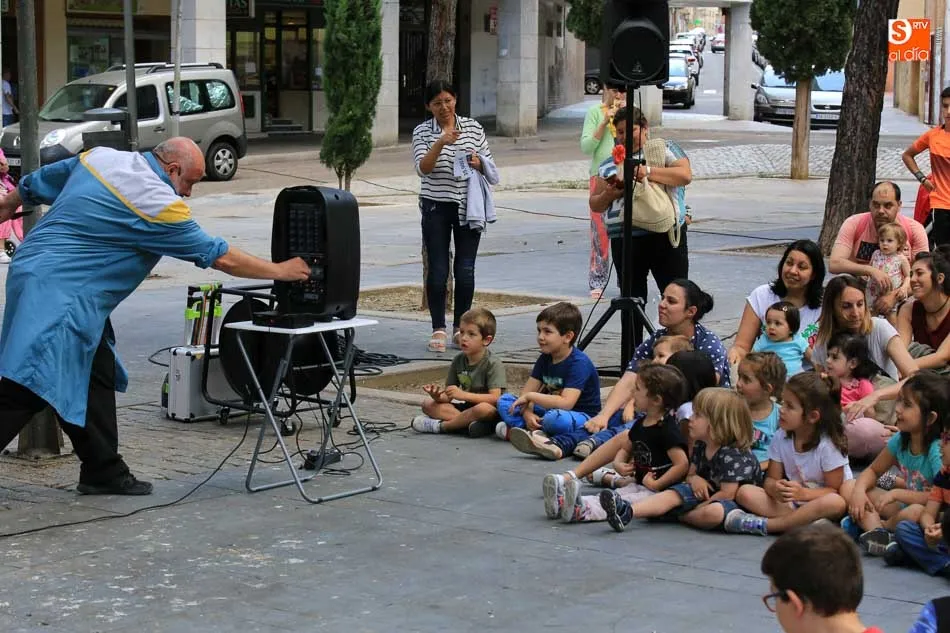 Foto 11 - La magia de Fernando Salda&ntilde;a abre la programaci&oacute;n de verano en la Plaza Barcelona