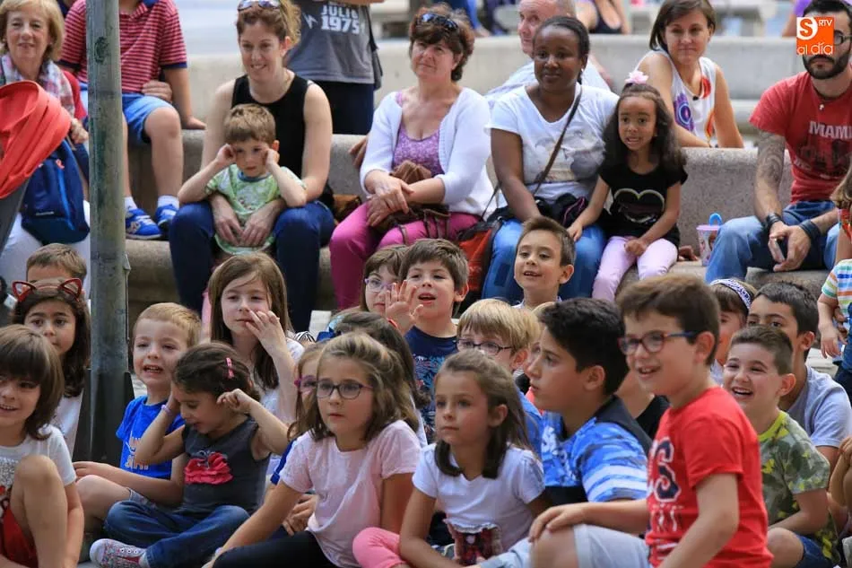 Foto 10 - La magia de Fernando Salda&ntilde;a abre la programaci&oacute;n de verano en la Plaza Barcelona