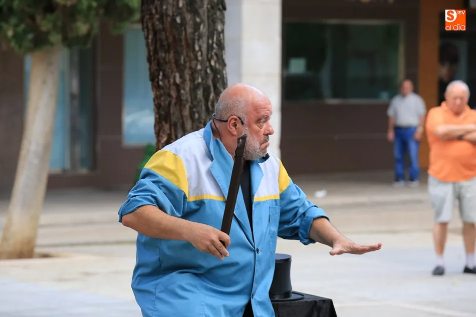 Foto 8 - La magia de Fernando Salda&ntilde;a abre la programaci&oacute;n de verano en la Plaza Barcelona