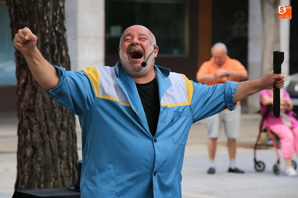 Foto 7 - La magia de Fernando Salda&ntilde;a abre la programaci&oacute;n de verano en la Plaza Barcelona