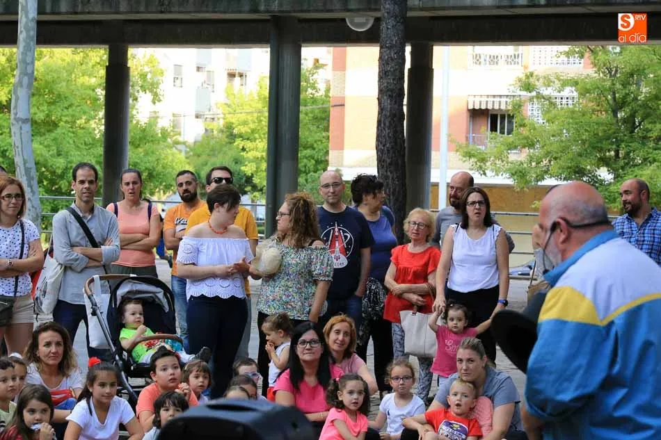 Foto 6 - La magia de Fernando Salda&ntilde;a abre la programaci&oacute;n de verano en la Plaza Barcelona