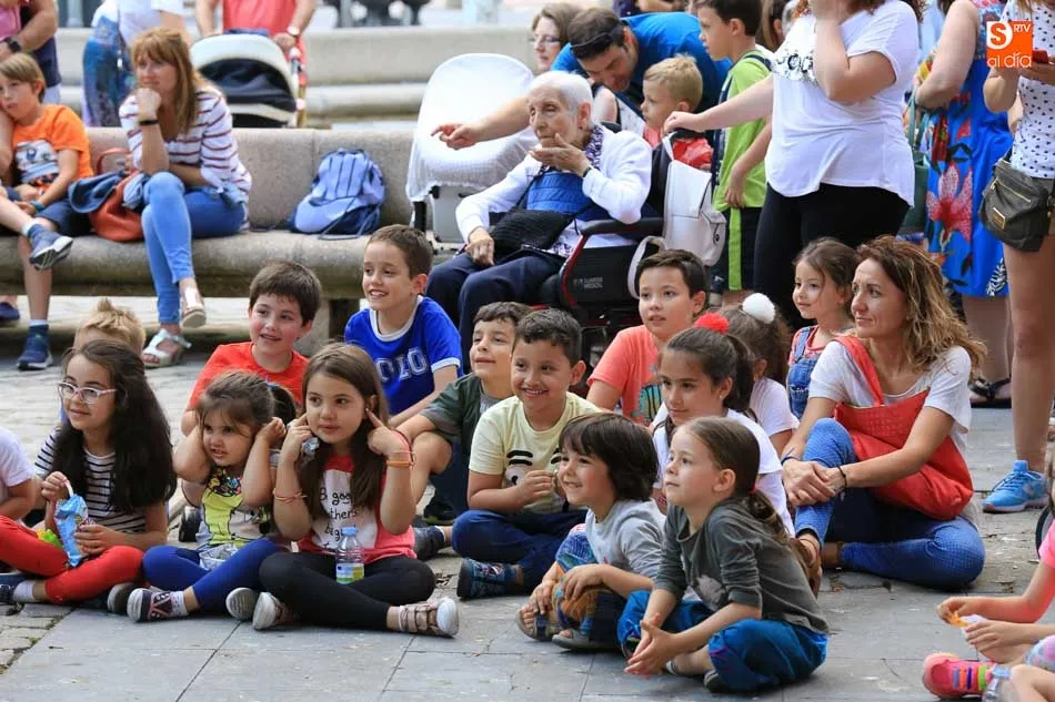 Foto 5 - La magia de Fernando Salda&ntilde;a abre la programaci&oacute;n de verano en la Plaza Barcelona