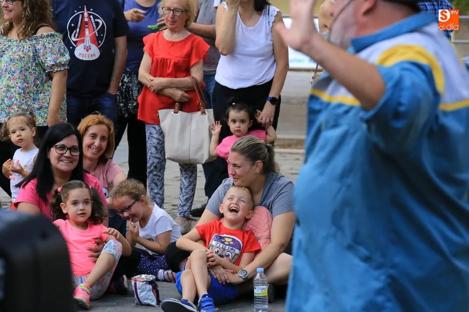 Foto 4 - La magia de Fernando Salda&ntilde;a abre la programaci&oacute;n de verano en la Plaza Barcelona