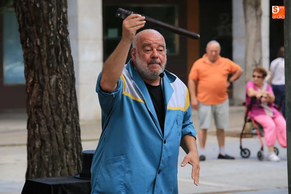 Foto 3 - La magia de Fernando Salda&ntilde;a abre la programaci&oacute;n de verano en la Plaza Barcelona