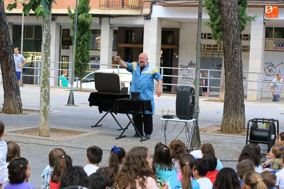 Foto 2 - La magia de Fernando Salda&ntilde;a abre la programaci&oacute;n de verano en la Plaza Barcelona