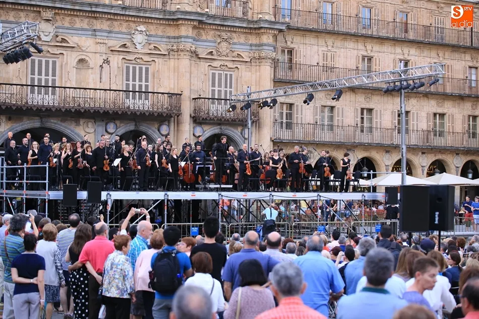 Concierto de la Orquesta Sinfónica de Castilla y León en la Plaza Mayor de Salamanca.