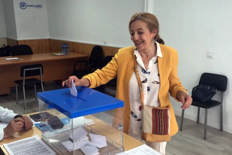Carmen Familiar, líder del Partido Popular en Peñaranda, votaba pasadas durante la mañana de hoy