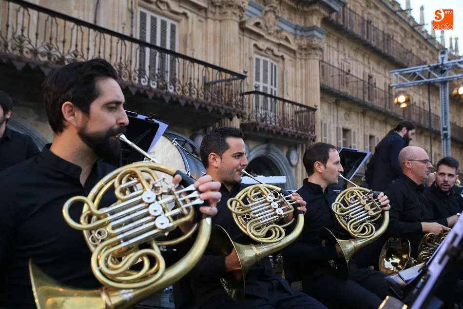 Foto 5 - La Orquesta Sinf&oacute;nica de Castilla y Le&oacute;n envuelve de m&uacute;sica la Plaza Mayor