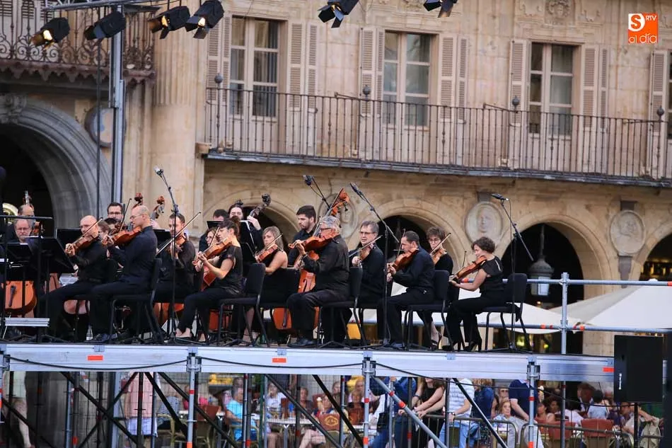 Foto 4 - La Orquesta Sinf&oacute;nica de Castilla y Le&oacute;n envuelve de m&uacute;sica la Plaza Mayor