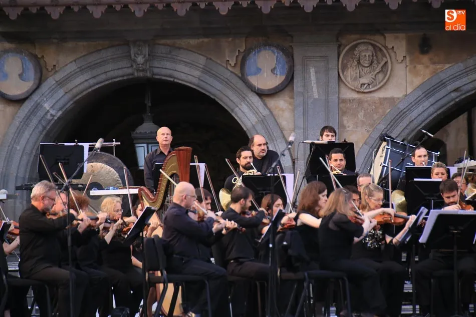 Foto 3 - La Orquesta Sinf&oacute;nica de Castilla y Le&oacute;n envuelve de m&uacute;sica la Plaza Mayor
