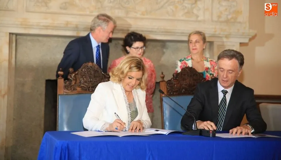 La presidenta de Adventia, Carmen Rodrigo, y el Senior Manager de Flota de Iberia, Txomin Baztan, firmaron el acuerdo. Foto de Alberto Martín