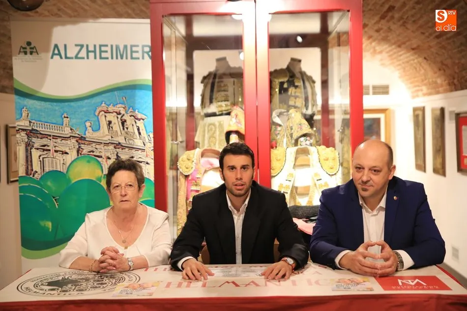 Foto 2 - Juventud Taurina dona 500 euros a la&nbsp;Asociaci&oacute;n de Familiares de Enfermos de Alzheimer&nbsp;