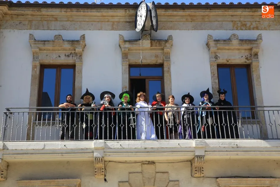 Integrantes del grupo de teatro Buenas Amigas de Buenos Aires, en el balcón del Centro Cívico de Tejares. FOTOS: Alberto Martín