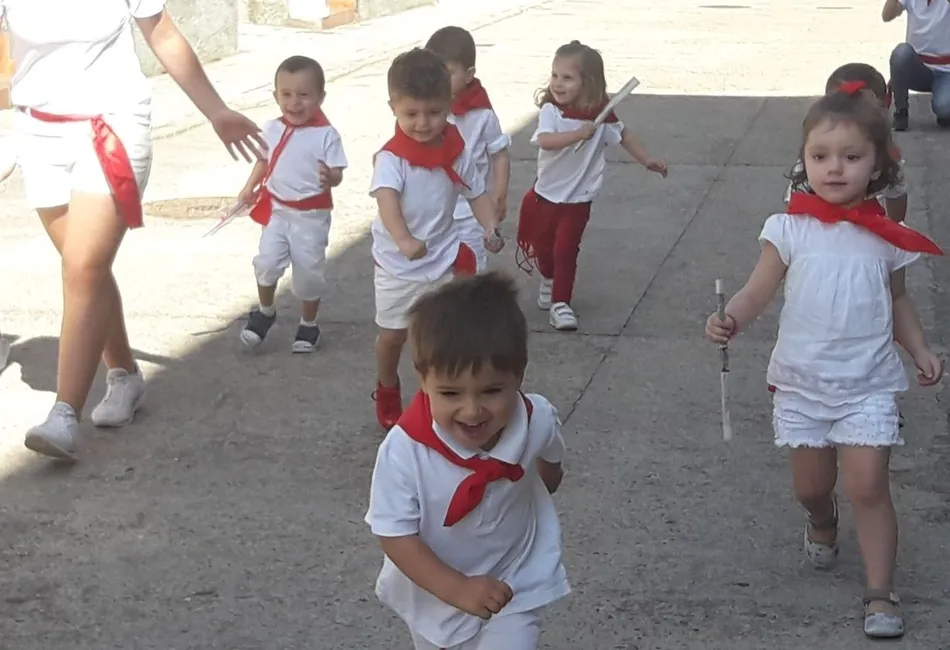 Los niños de la Escuela Infantil salen a la calle para correr el primer encierro sanferminero  