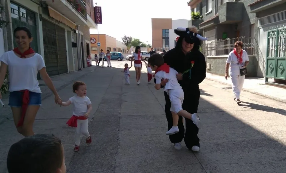 Foto 9 - Los ni&ntilde;os de la Escuela Infantil salen a la calle para correr el primer encierro sanferminero  