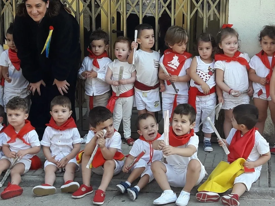 Foto 8 - Los ni&ntilde;os de la Escuela Infantil salen a la calle para correr el primer encierro sanferminero  