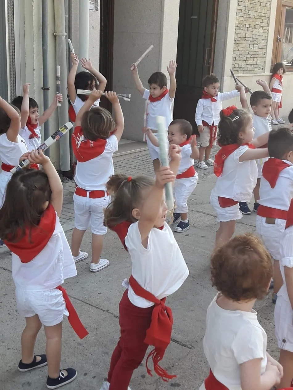 Foto 10 - Los ni&ntilde;os de la Escuela Infantil salen a la calle para correr el primer encierro sanferminero  