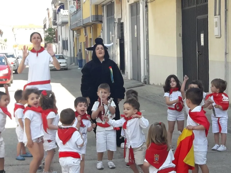 Foto 4 - Los ni&ntilde;os de la Escuela Infantil salen a la calle para correr el primer encierro sanferminero  