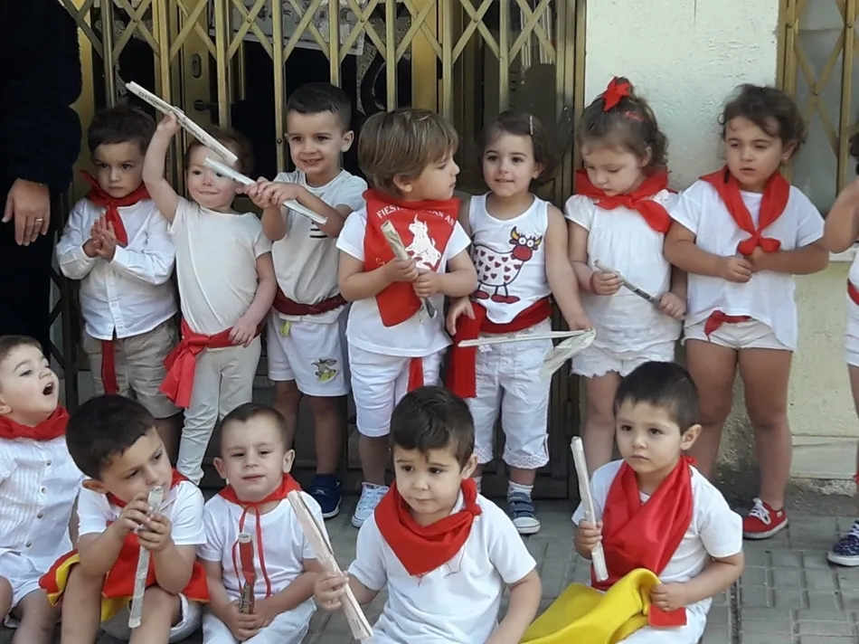 Foto 6 - Los ni&ntilde;os de la Escuela Infantil salen a la calle para correr el primer encierro sanferminero  