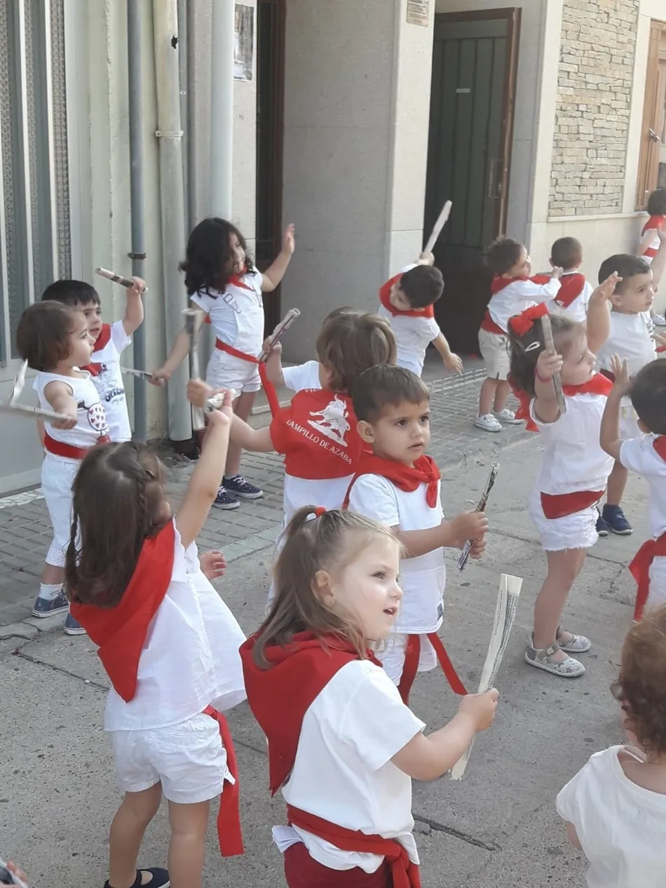 Foto 7 - Los ni&ntilde;os de la Escuela Infantil salen a la calle para correr el primer encierro sanferminero  
