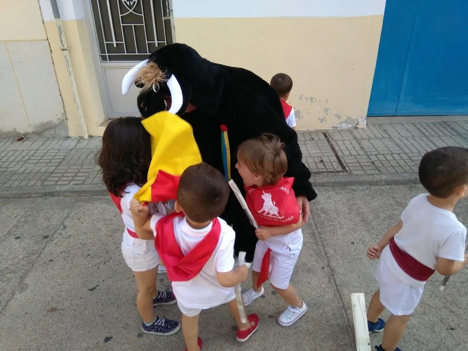 Foto 3 - Los ni&ntilde;os de la Escuela Infantil salen a la calle para correr el primer encierro sanferminero  