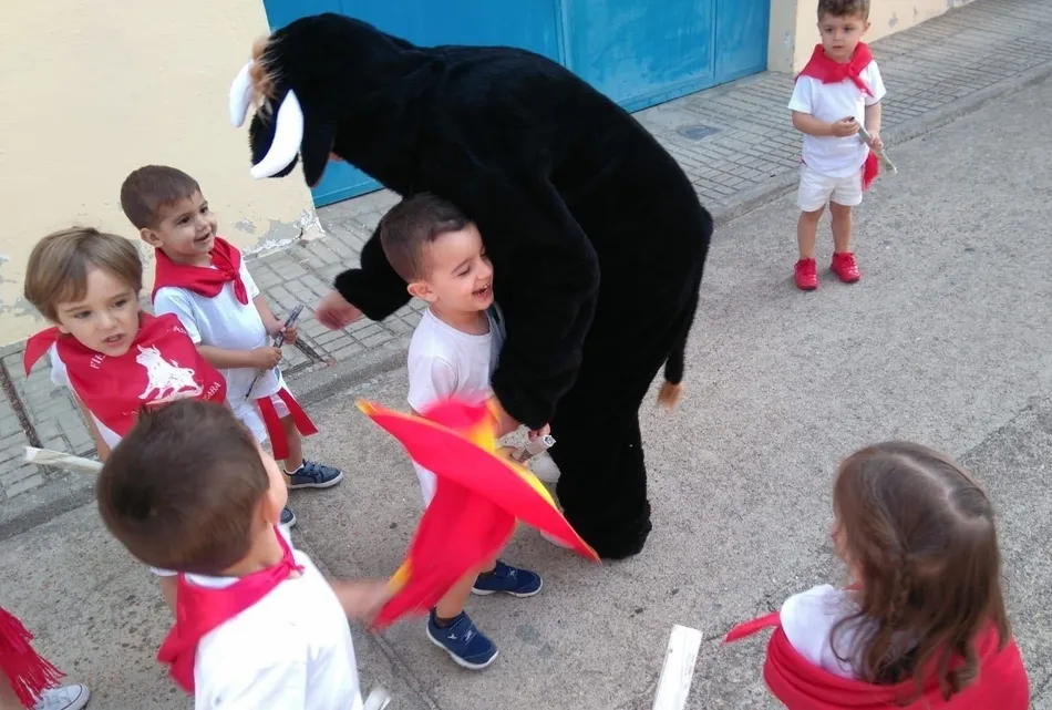 Foto 2 - Los ni&ntilde;os de la Escuela Infantil salen a la calle para correr el primer encierro sanferminero  