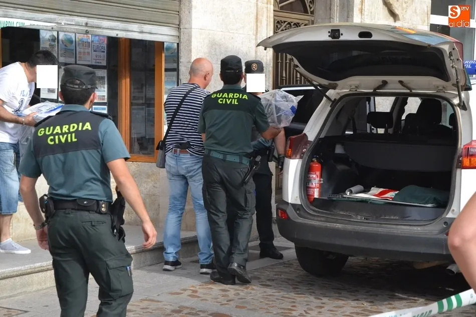 Foto 8 - La Guardia Civil registra durante dos horas la agencia de viajes en presencia de su responsable  