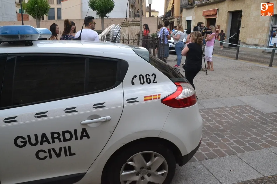 Foto 9 - La Guardia Civil registra durante dos horas la agencia de viajes en presencia de su responsable  