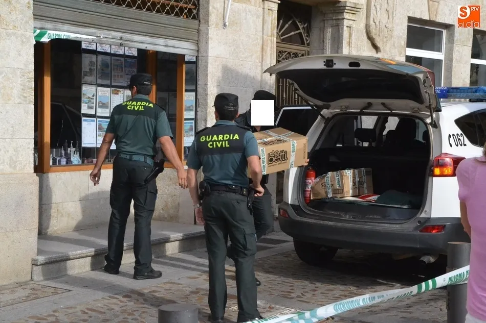 Foto 7 - La Guardia Civil registra durante dos horas la agencia de viajes en presencia de su responsable  