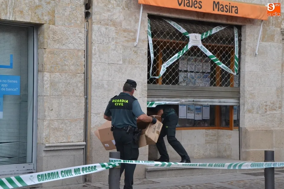 Foto 11 - La Guardia Civil registra durante dos horas la agencia de viajes en presencia de su responsable  