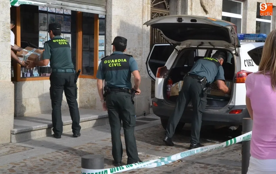 Foto 6 - La Guardia Civil registra durante dos horas la agencia de viajes en presencia de su responsable  