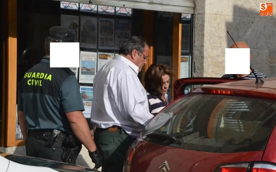 Momento en que la responsable de la agencia era sacada de la misma una vez concluido el registro