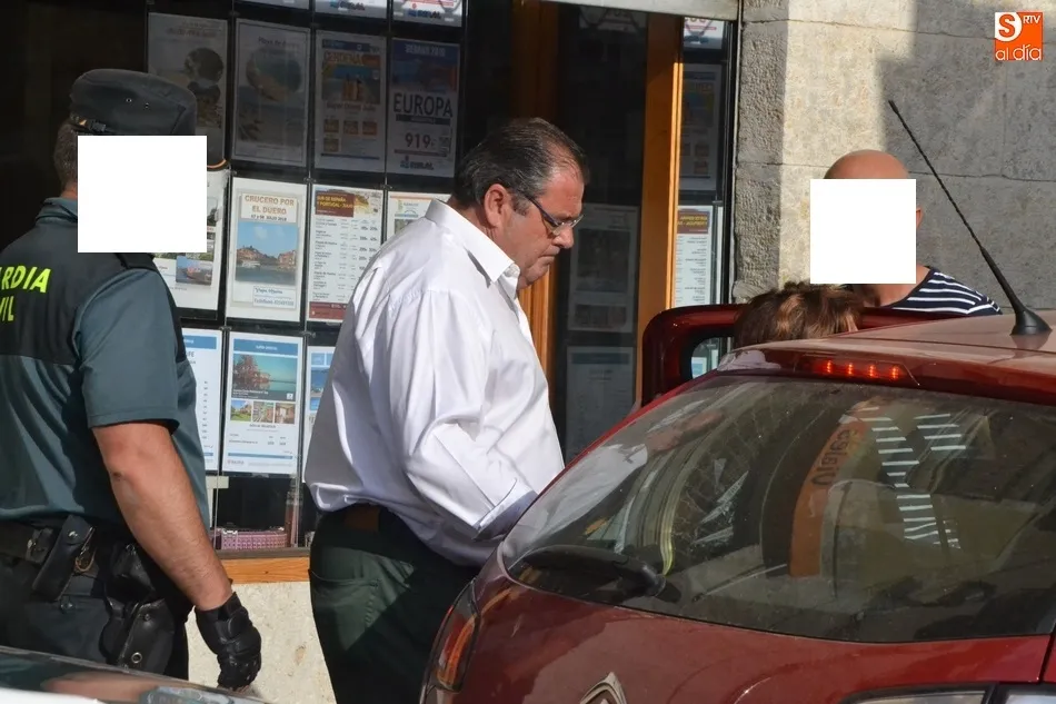 Foto 4 - La Guardia Civil registra durante dos horas la agencia de viajes en presencia de su responsable  