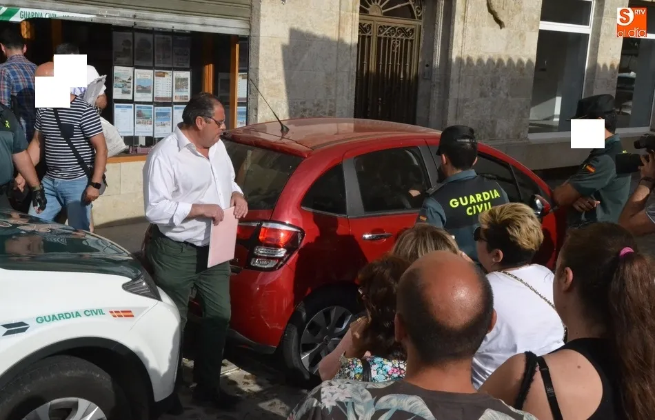 Foto 3 - La Guardia Civil registra durante dos horas la agencia de viajes en presencia de su responsable  