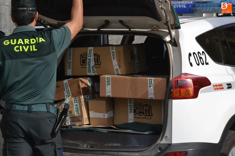 Foto 5 - La Guardia Civil registra durante dos horas la agencia de viajes en presencia de su responsable  