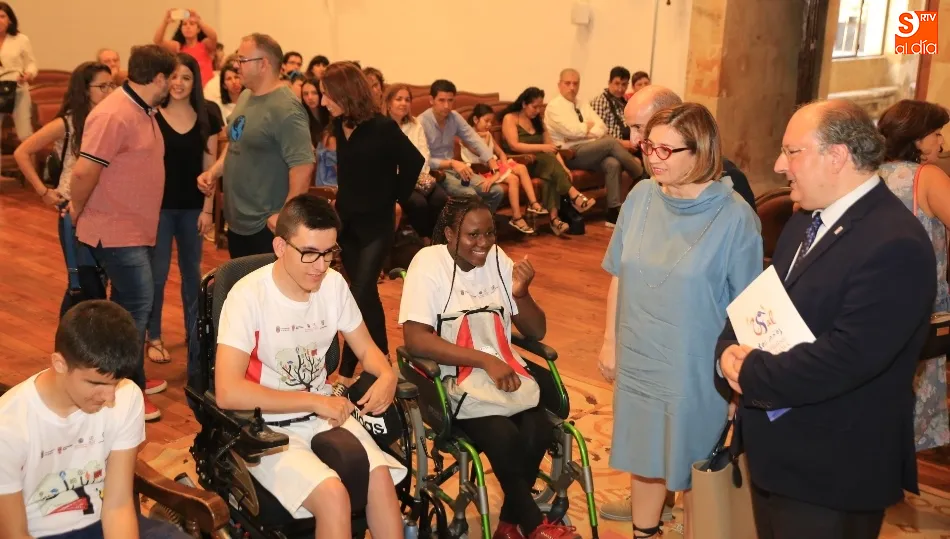 El vicerrector de Política Académica y Participación Social de la USAL, Enrique Cabero; y la comisionada para Universidad de la Fundación ONCE, Isabel Martínez Lozano, junto a algunos de los alumnos de este programa