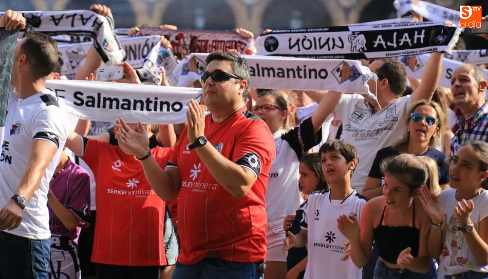 Los aficionados del Salmantino UDS aguardan noticias sobre los jugadores para la próxima temporada