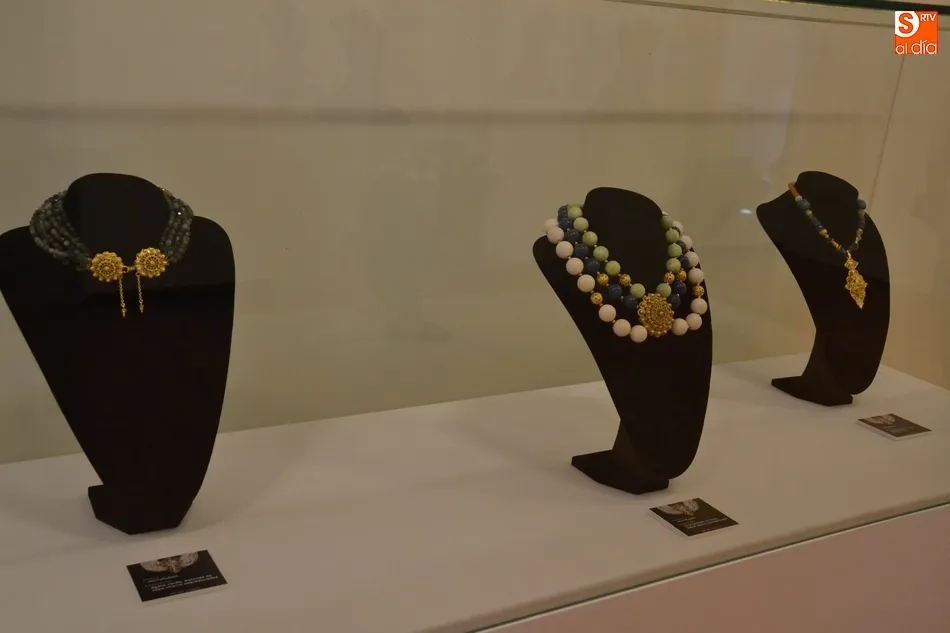 Foto 3 - Inaugurada una exposici&oacute;n de joyas charras para reivindicar la filigrana de la tierra  