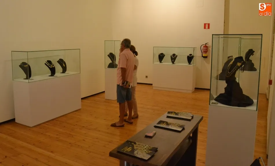 Foto 2 - Inaugurada una exposici&oacute;n de joyas charras para reivindicar la filigrana de la tierra  
