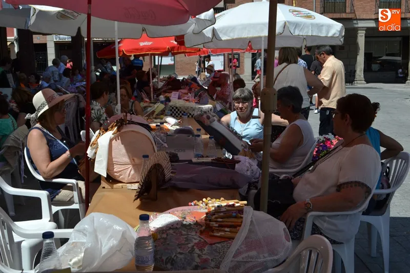 Foto 2 - Pe&ntilde;aranda se convierte en la capital de las encajeras durante su XIV Encuentro
