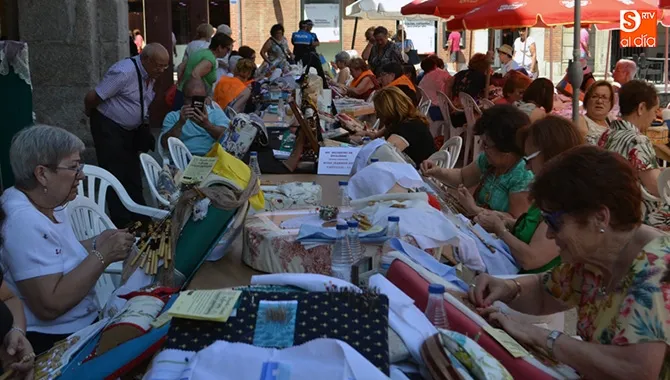 Más de un centenar de personas participaba en el XIV Encuentro de Encajeras Ciudad de Peñaranda