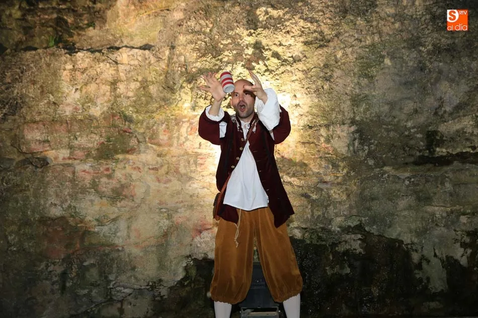 Foto 4 - La Cueva de Salamanca inicia sus visitas teatralizadas con el grupo Colleja  