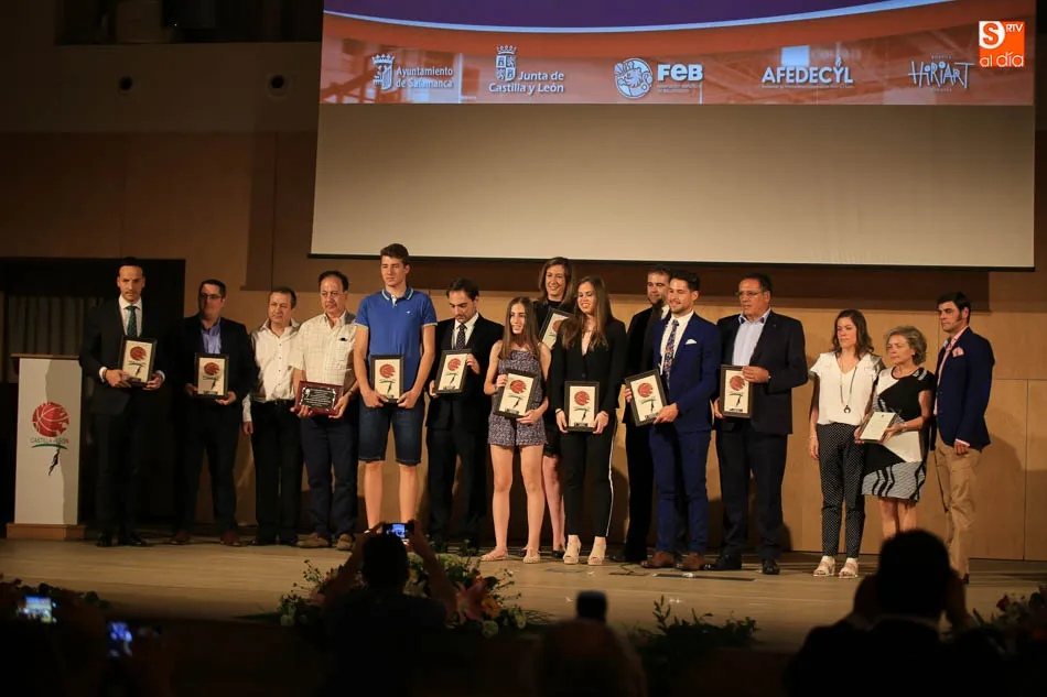 Foto 8 - Salamanca rinde homenaje al deporte con&nbsp;la XX Gala de Baloncesto de Castilla y Le&oacute;n  